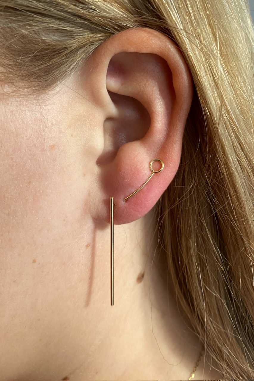 Oorbel Line | Gouden statement oorsteker met pit!